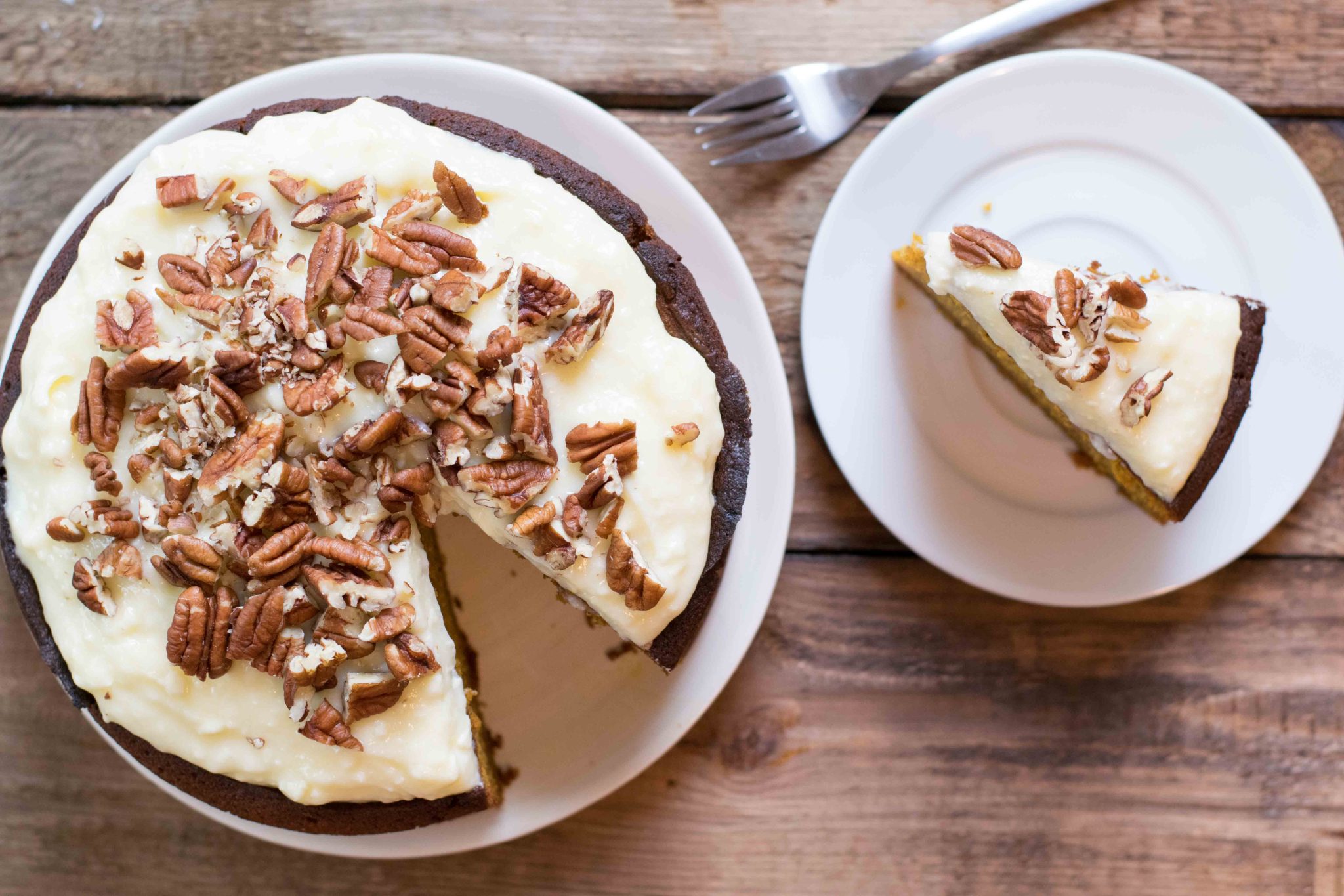 Kuchen mit Frostig von oben. Ein Stück ist herausgeschnitten.