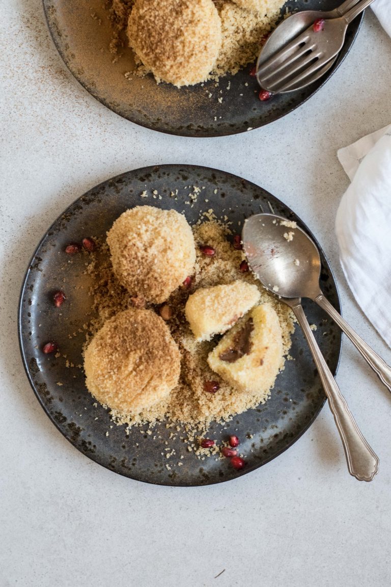 Topfenknödel mit flüssigem Schokokern und Zimtbröseln - mintnmelon.com