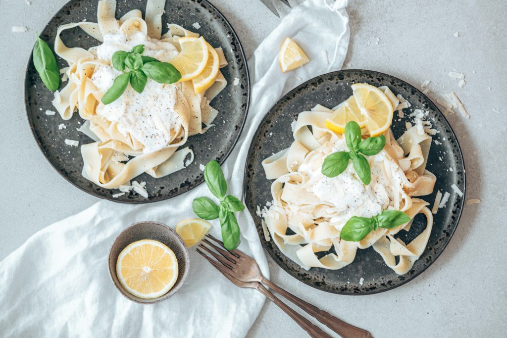 Pasta mit Zitronen-Ricotta und Basilikum