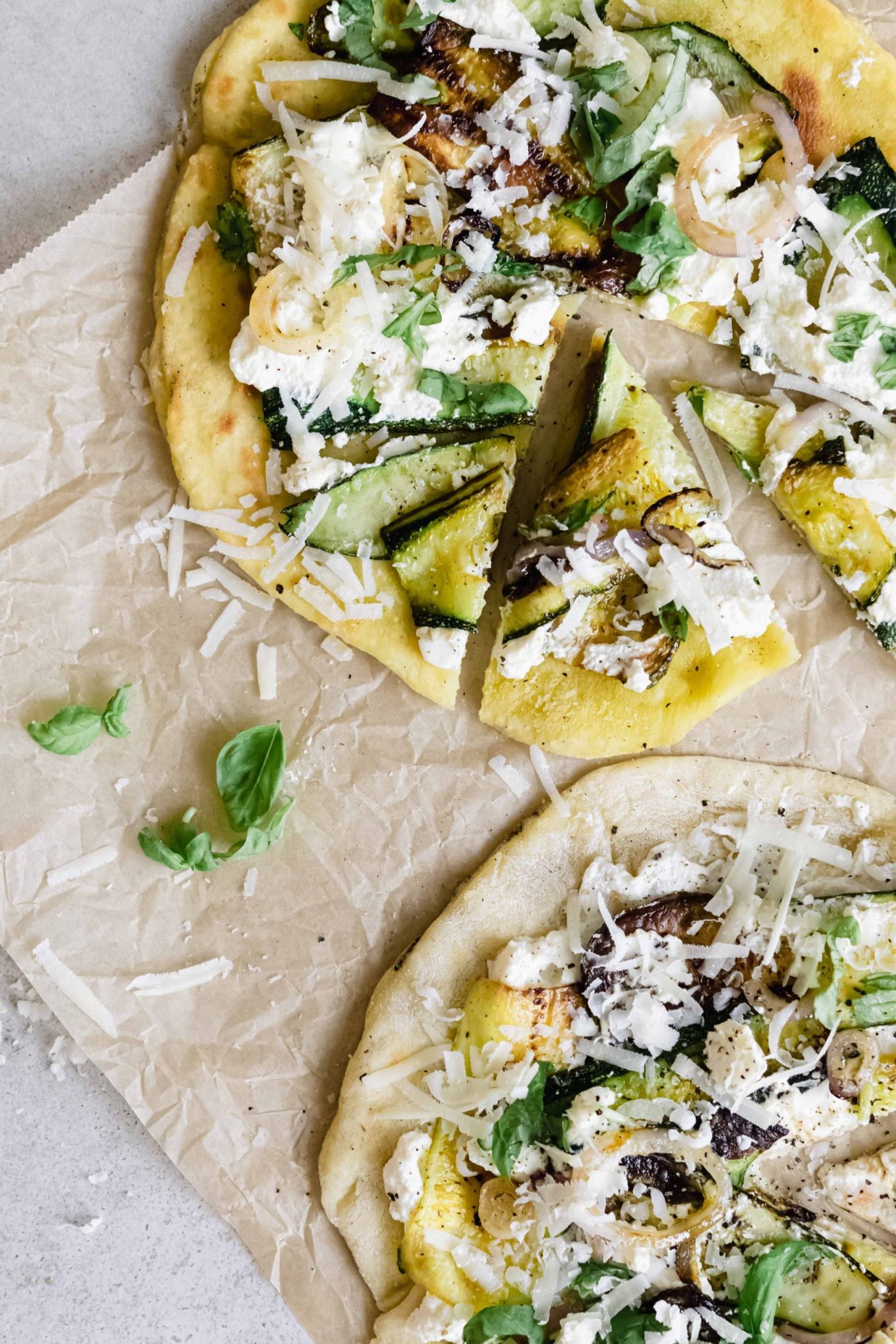 Zucchini Pizza vom Grill - mintnmelon.com Zucchini Pizza vom Grill - mintnmelon.com