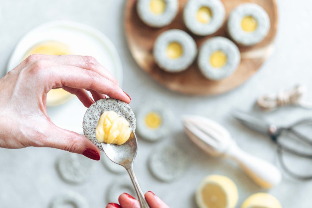 Linzeraugen mit Lemoncurd Füllung.