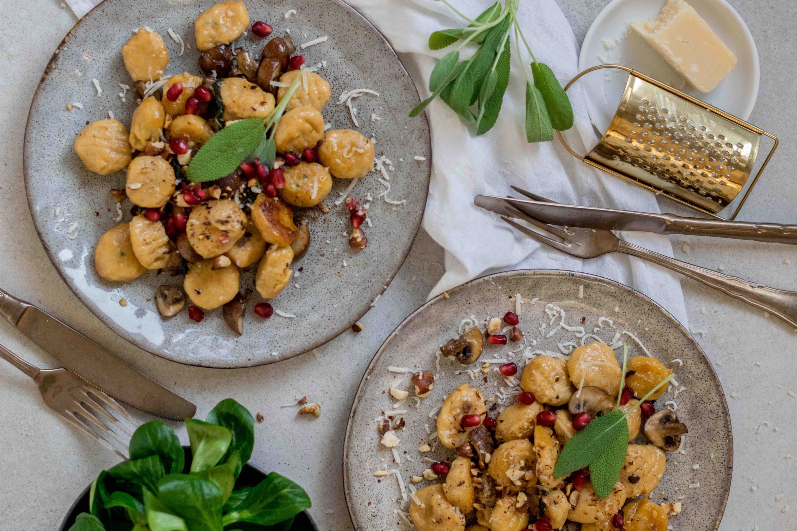 Mandel-Süßkartoffel-Gnocchi mit Salbei und Champignon - mintnmelon.com