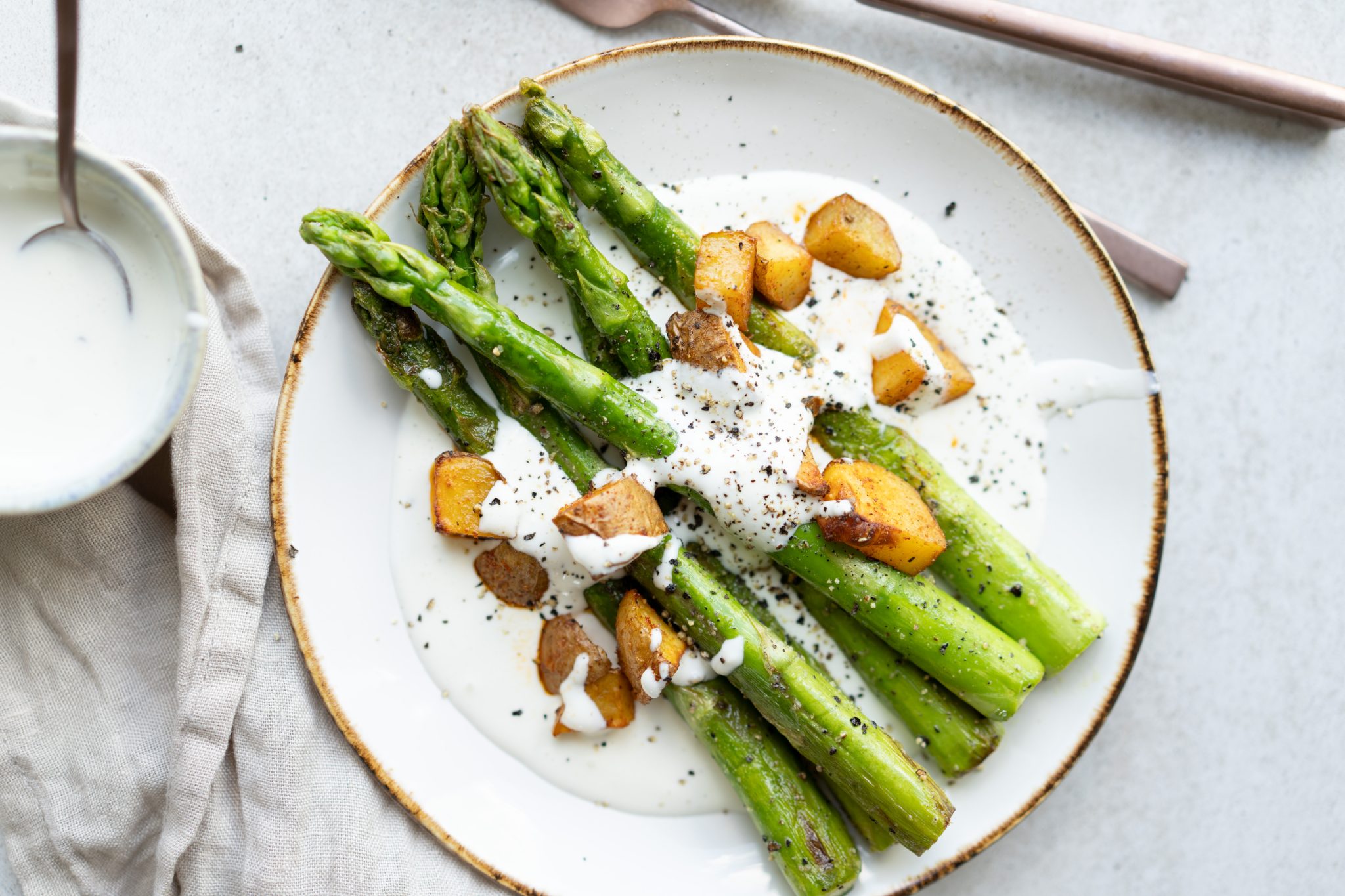 Grüner Spargel auf Frischkäsecreme - mintnmelon.com