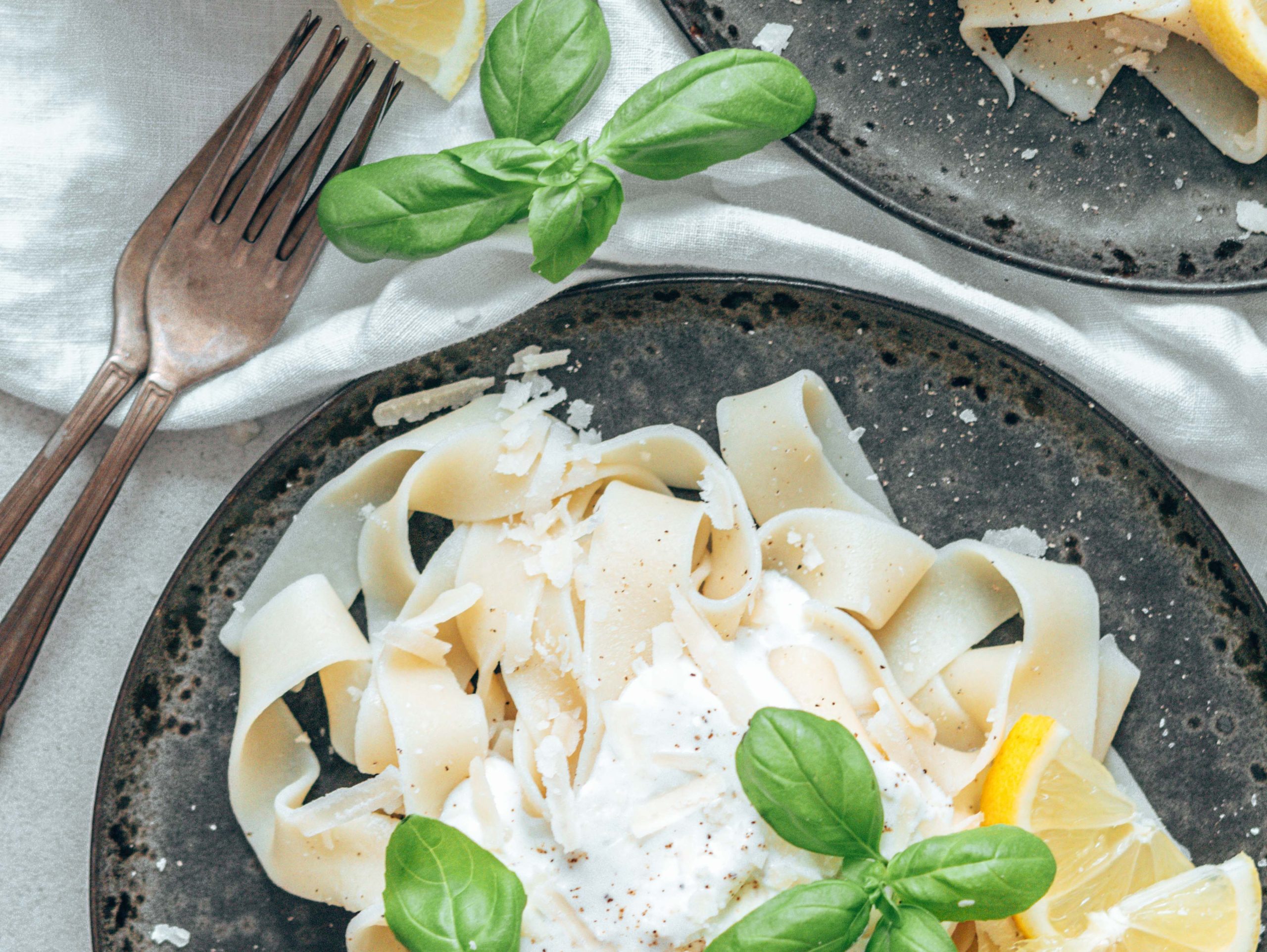 Pasta mit Zitronen-Ricotta und Basilikum