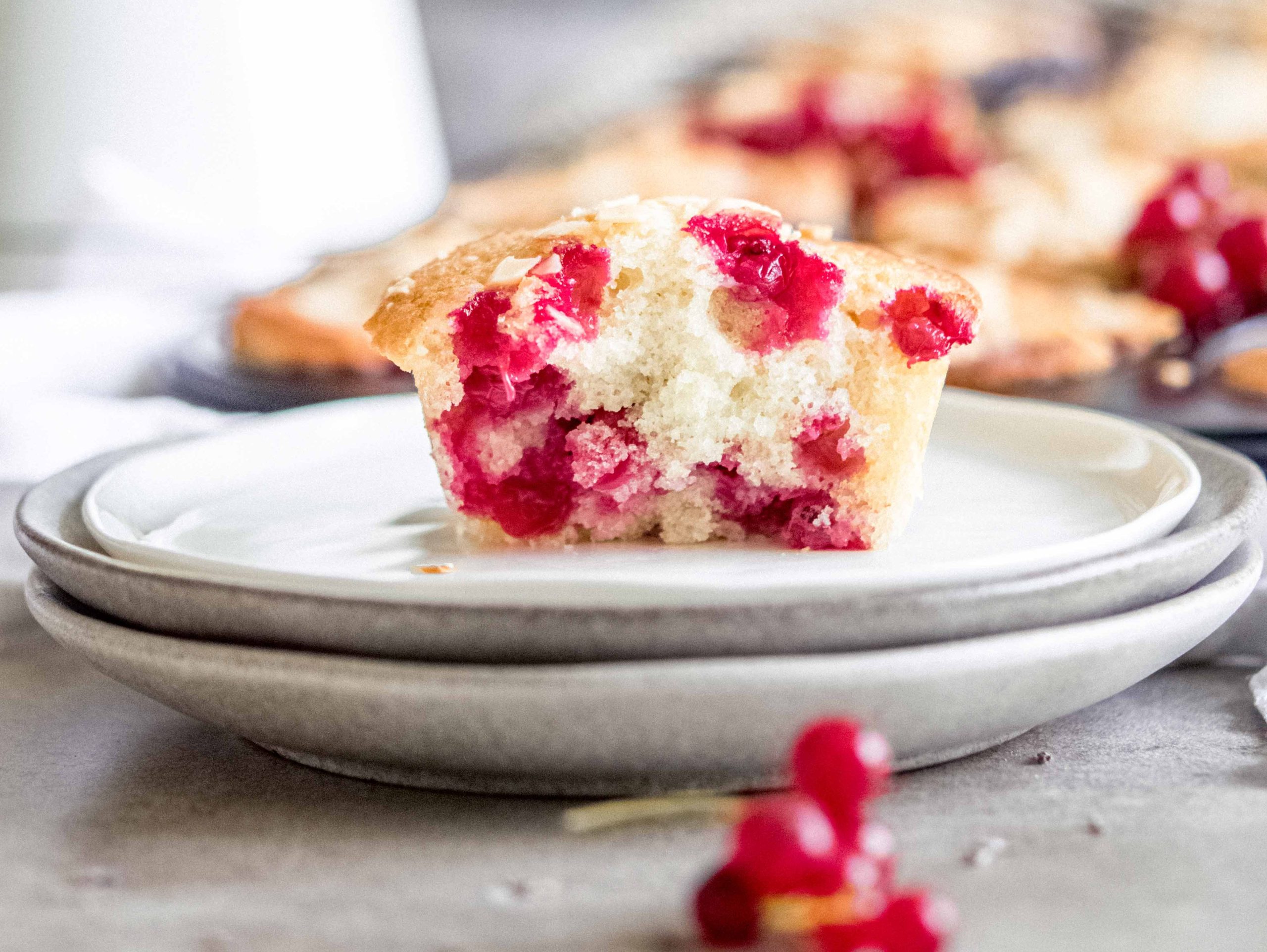 Ein halbierter Ribiselmuffin.