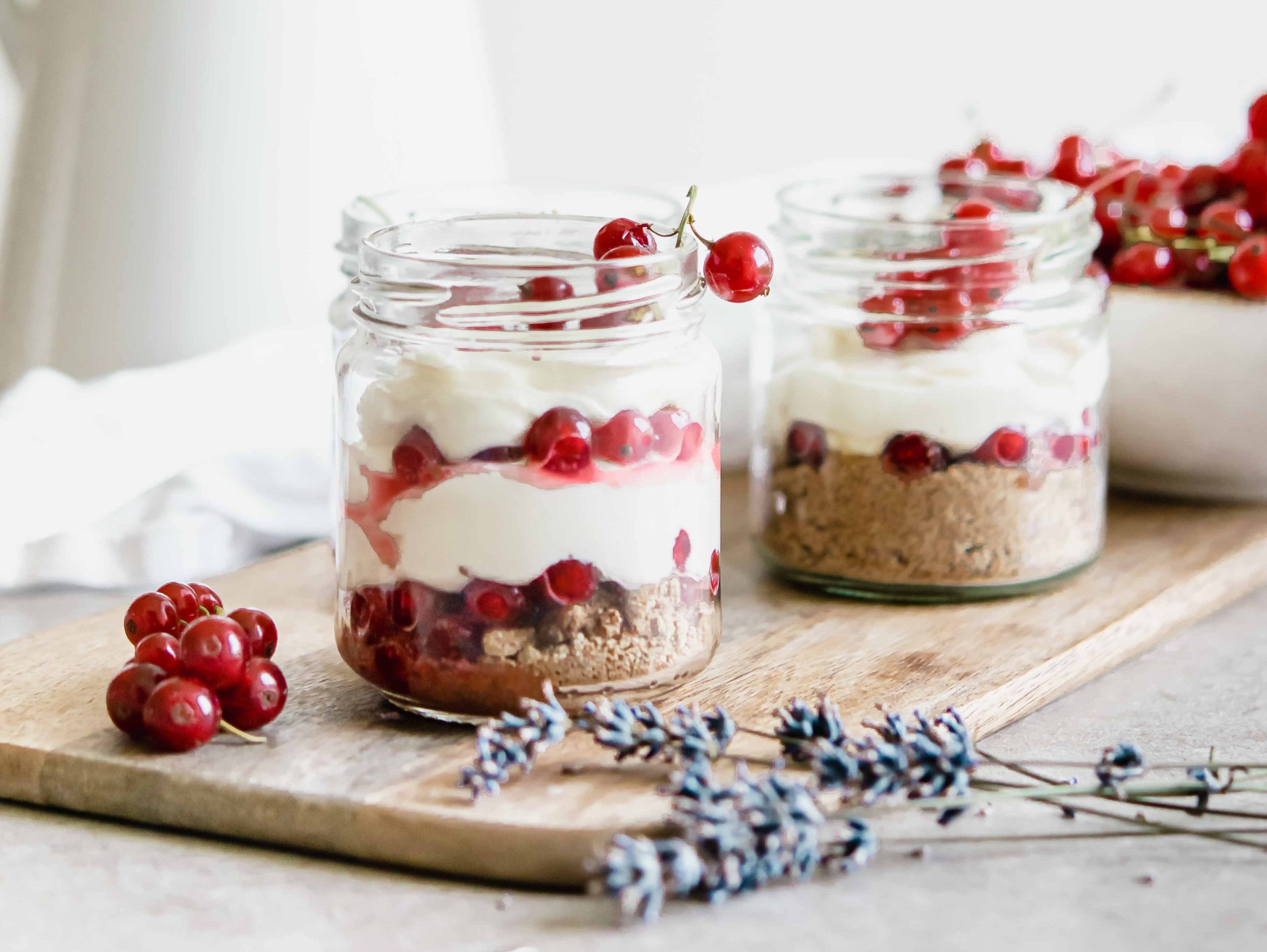 Ein Schichtdessert im Glas mit Ribiseln.