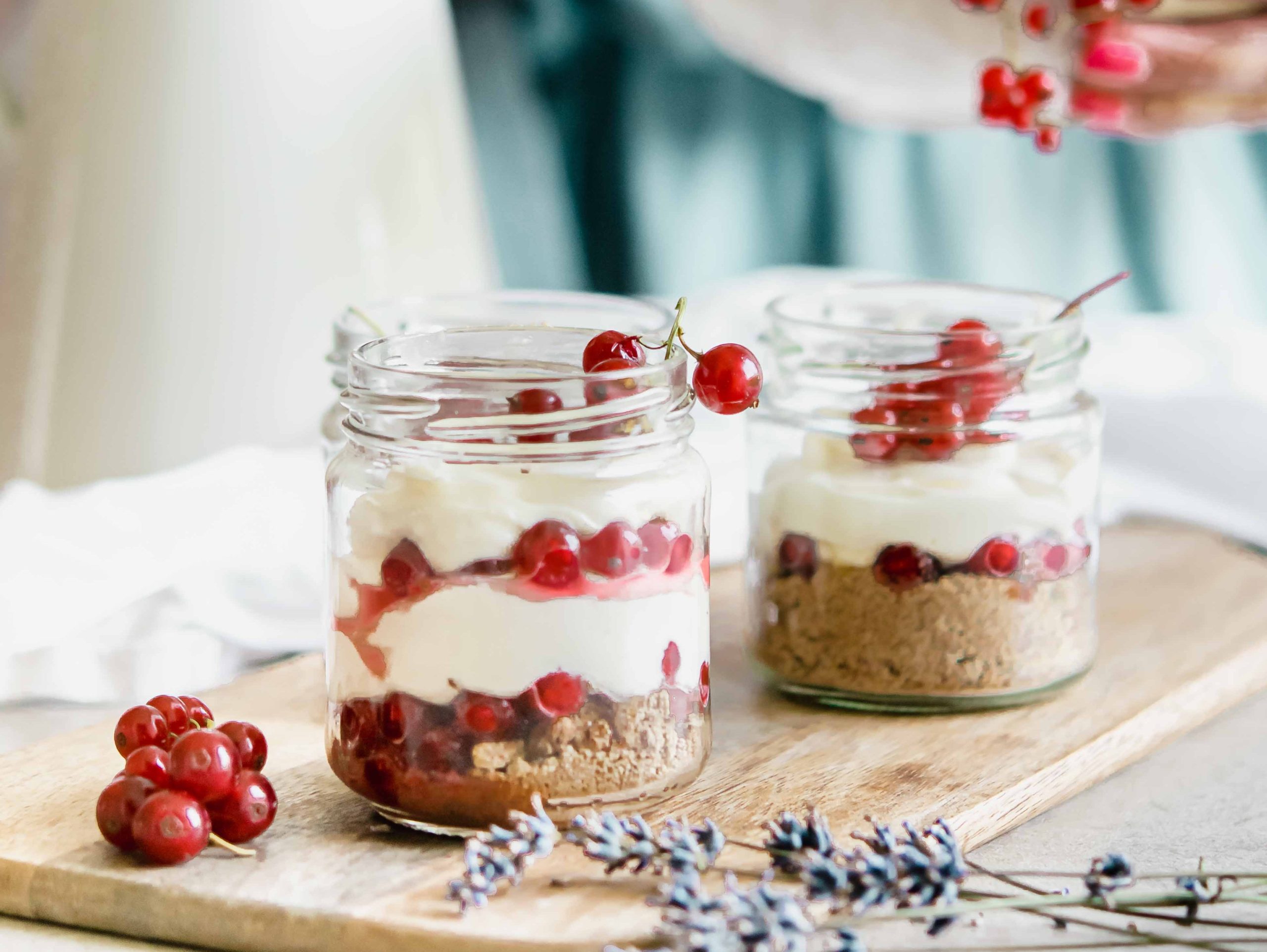 Schnelles Ribisel Dessert im Glas