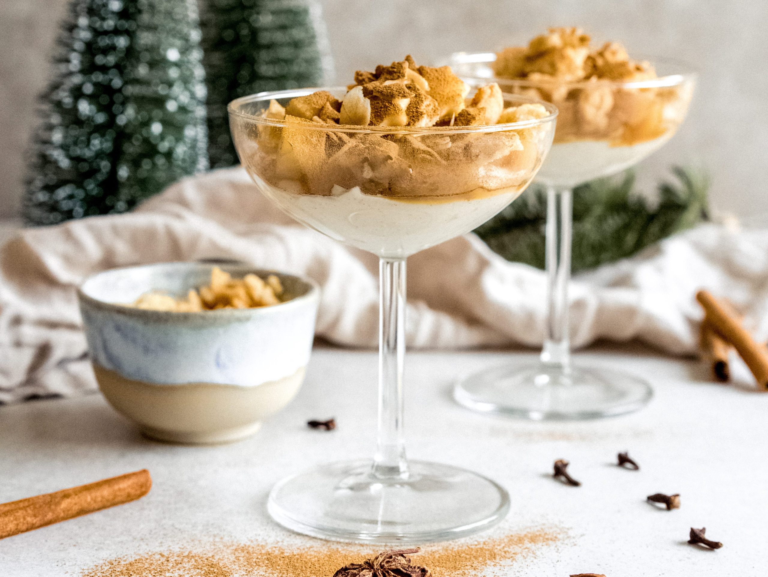 Gläser gefüllt mit einem weihnachtlichen Dessert.