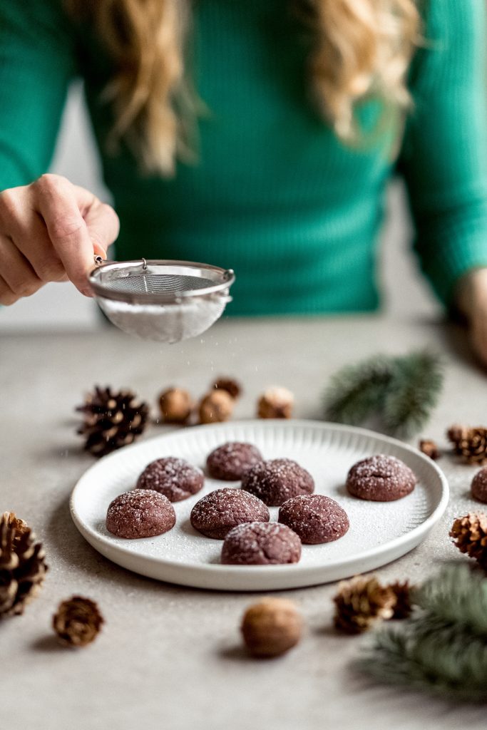 Schoko-Haselnuss Knöpfe fertig gebacken werden mit Staubzucker bestreut.