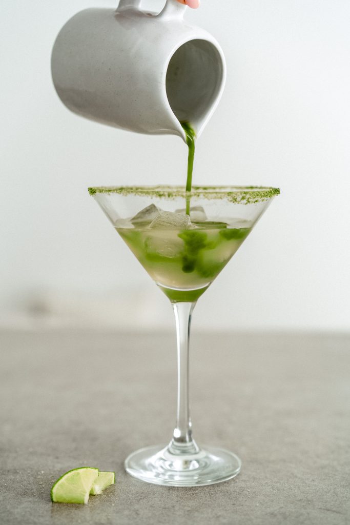 Ein Matcha Cocktail wird zubereitet.