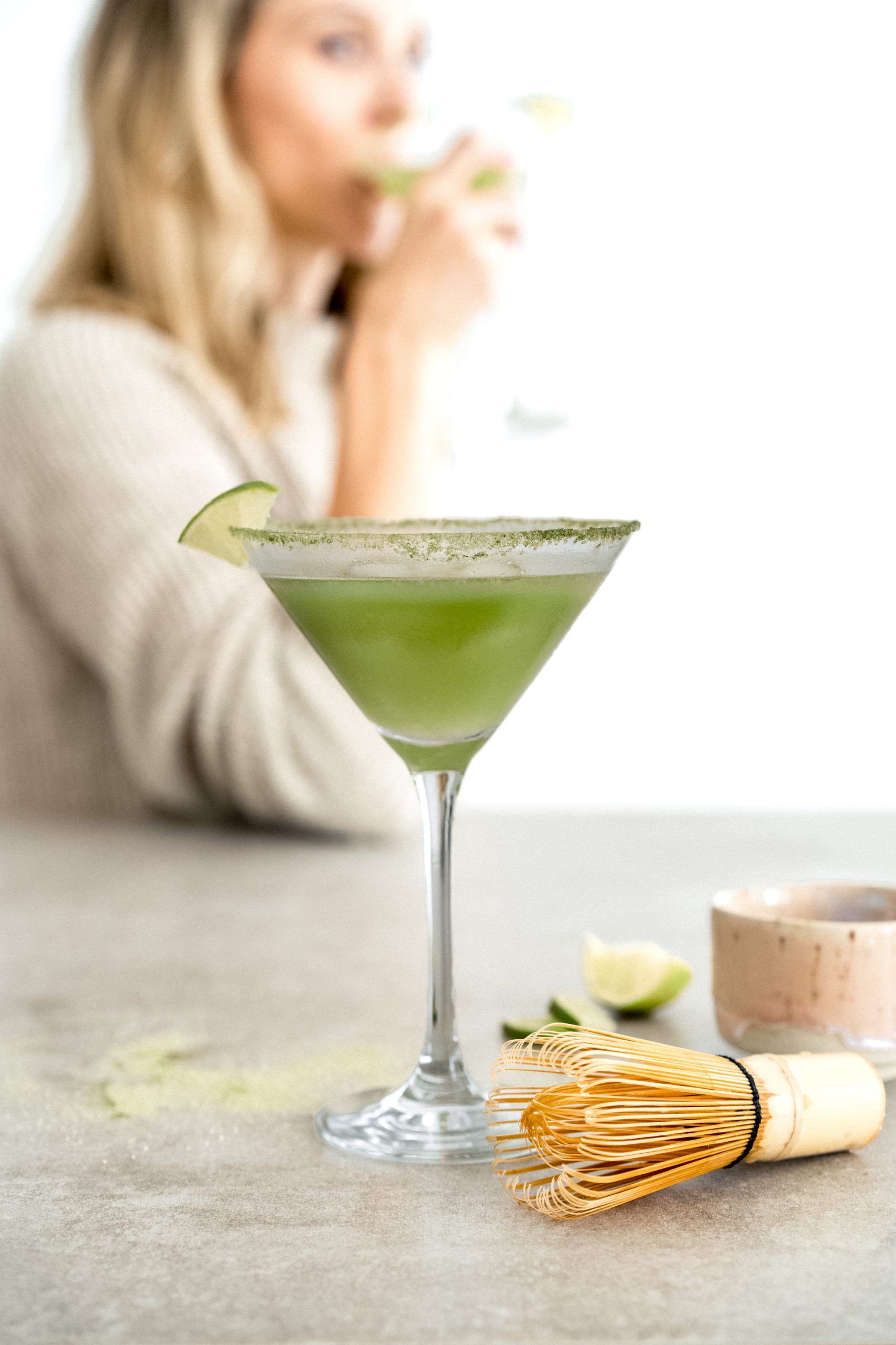 Ein Matcha Cocktail wird getrunken