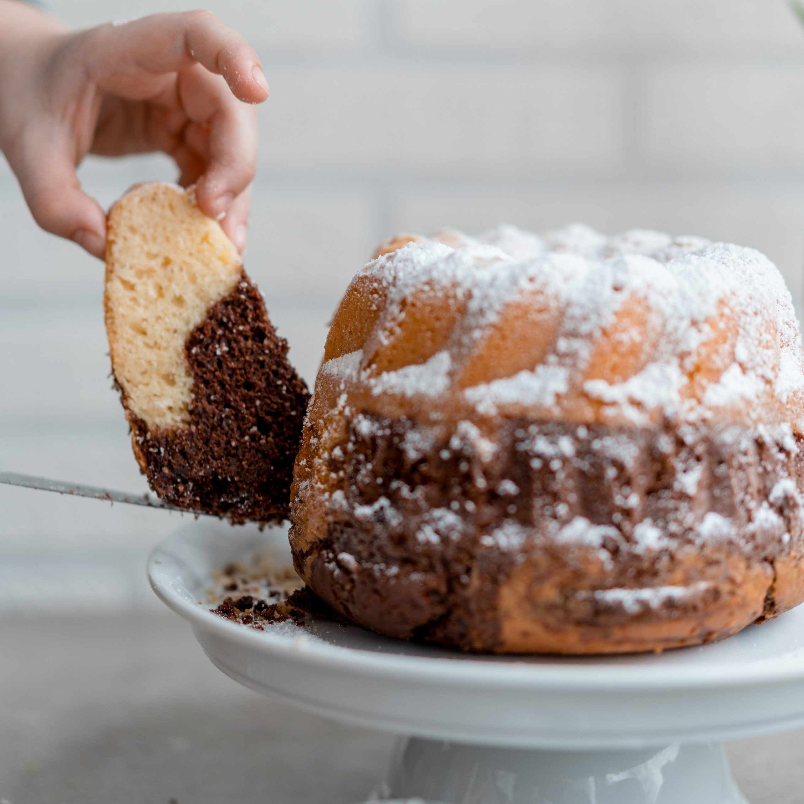 Ein angeschnittenes Stück Gugelhupf.
