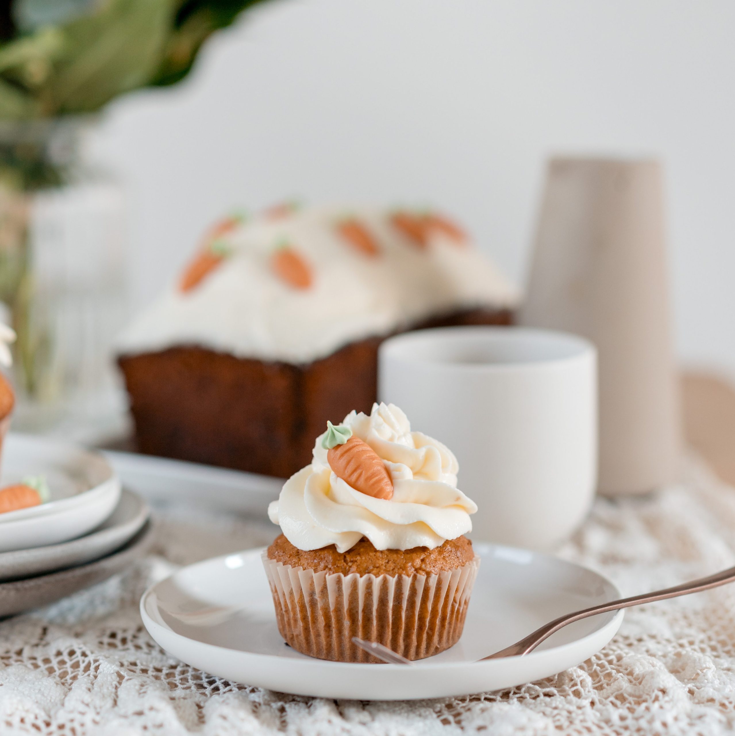 Karottencupcake mit einer Marzipankarotte am Topping verziert.