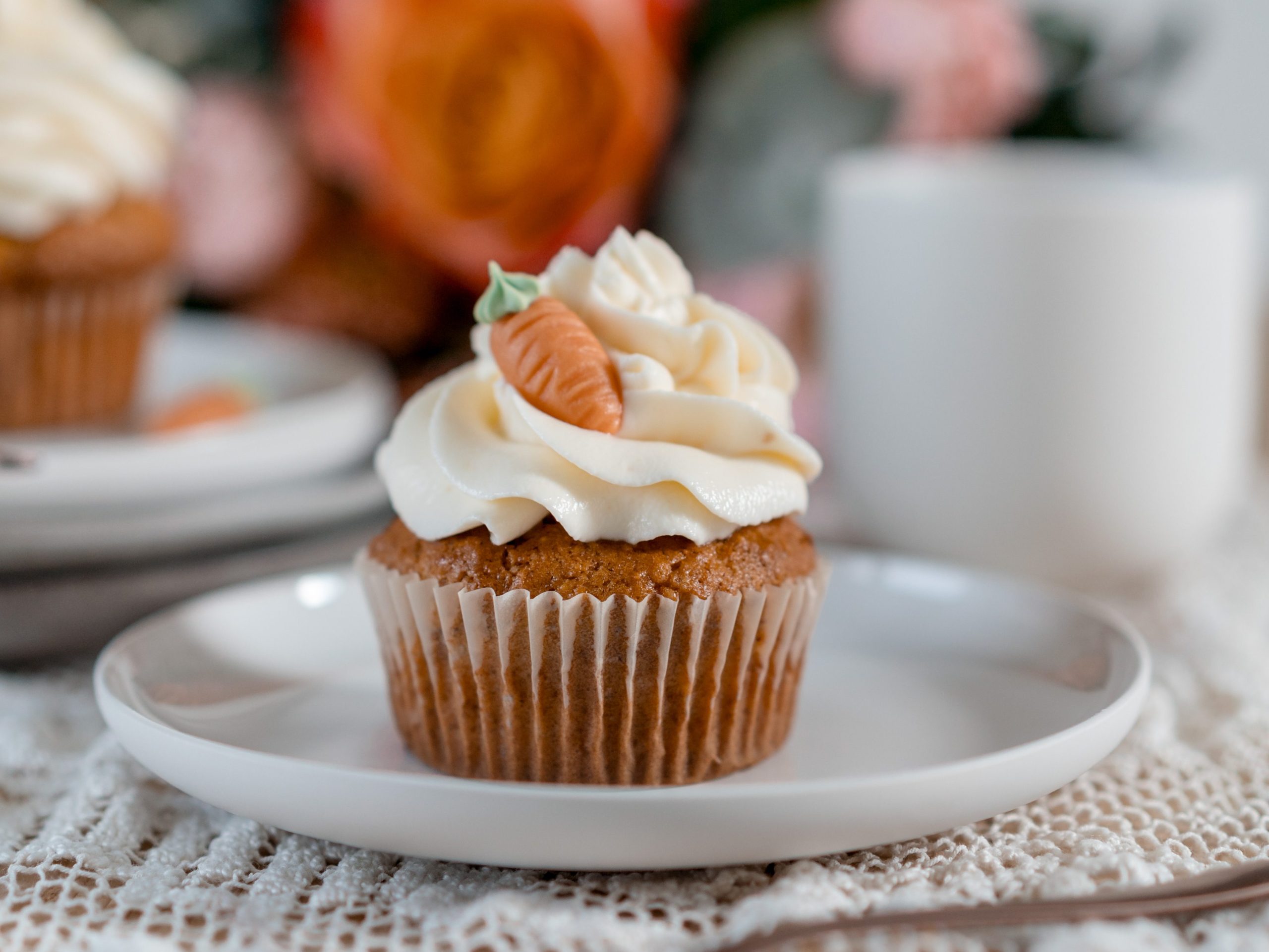 Karottencupcake mit einer Marzipankarotte am Topping verziert.